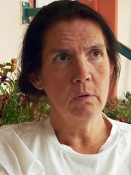 Melanie Hach sitzt vor Blumen.