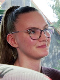 Eine junge Frau im Bus.