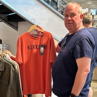 Kunde Stefan mit neuer Ware im Modehaus "Ebbers"