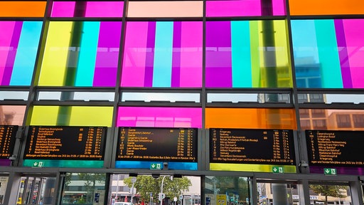 Hauptbahnhof Münster von innen auf die Glasfront, die jetzt in bunt erstrahlen 