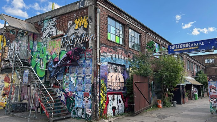 In einem Gebäude im Grafitti befinden sich die Clubs Sputnikhalle und das Tryptochon