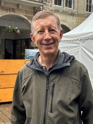 Der Belgier Jean Pierre Halkin steht auf dem Prinzipalmarkt und schaut in die Kamera.