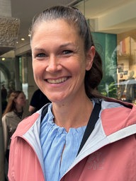 Melanie Bechhaus steht am Prinzipalmarkt und schaut in die Kamera.