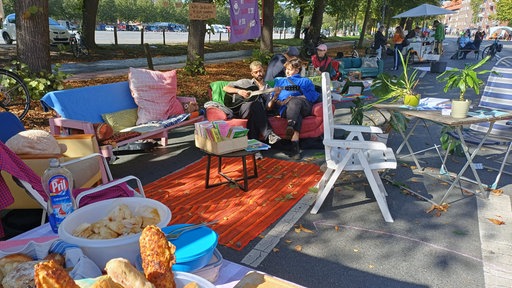 Aufgebautes Wohnzimmer auf dem Schlossplatz mit Sofas, Teppich und Tischen
