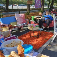 Aufgebautes Wohnzimmer auf dem Schlossplatz mit Sofas, Teppich und Tischen