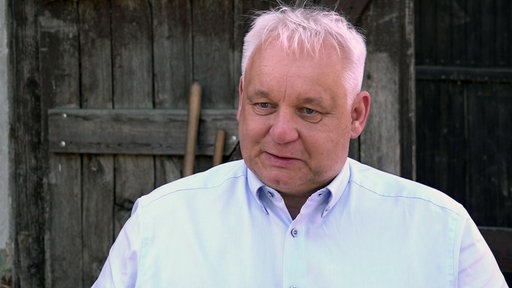 Bildaufnahme von Landwirt und Jäger Hugo Hölken. Er ist begeistert von dem Reh-Dummy.