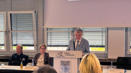 Reul hält eine Rede vor einem Saal.