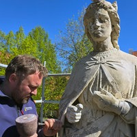 Restaurator Robert Wennemer an der St. Margaretha-Statue in Ostenfelde. Er schlägt alten Mörtel ab.