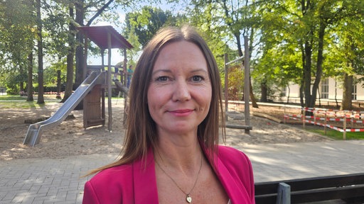 Patrizia Driesen, Konrektorin der Annette-von-Droste-Hülshoff-Grundschule in Angelmodde auf dem Schulhof.
