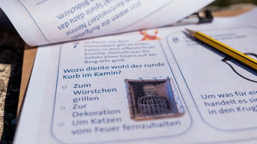 ein Quiz auf einem Klemmbrett mit Bleistift.
