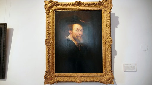 Gemälde mit Mann in Goldrahmen an der Wand