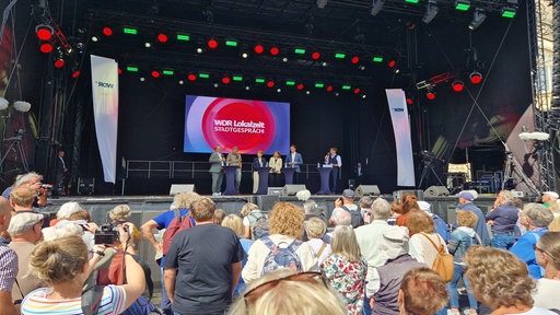 Viele Menschen vor der Lokalzeit Stadtgespräch-Bühne in Münster
