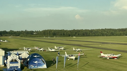 Blick aus dem Tower auf Flugzeuge