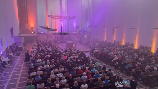 Voller Swiftie-Gottesdienstsaal in der Heilig-Kreuz-Kirche in Dülmen