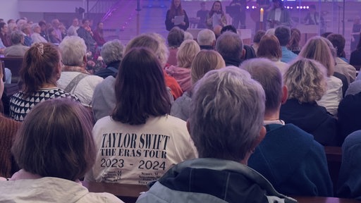 Menschen sitzen in der Kirche und hören dem Gottesdienst zu