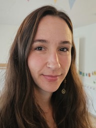 Eine Frau blickt in die Kamera