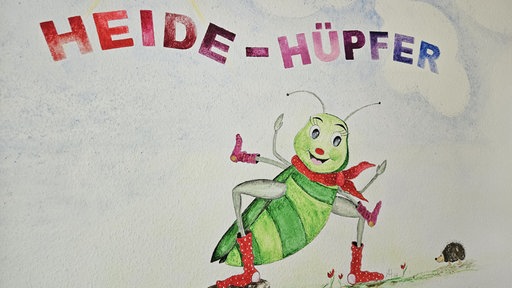 Auf einer Wand steht "Heide-Hüpfer" darunter ist ein Grashüpfer