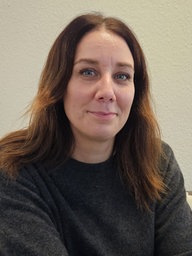 Eine Frau guckt in die Kamera
