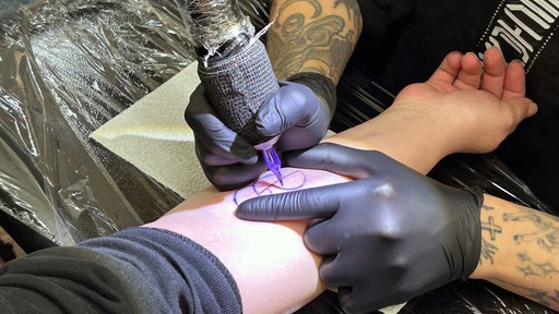 Ein Organspender Tattoo wird auf einen Arm gestochen