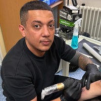 Ein Mann stciht ein Organspender Tattoo