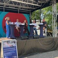Mehrere Menschen stehen auf einer Bühne
