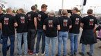 Die Fan-Gruppe aus Hoetmar zeigen ihr Toten Hosen T-Shirts.