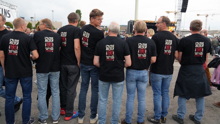 Die Fan-Gruppe aus Hoetmar zeigen ihr Toten Hosen T-Shirts.