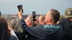 Ein Fan macht bei dem Toten Hosen Konzert in Münster ein Erinnerungsfoto von seinem Getränkebecher.