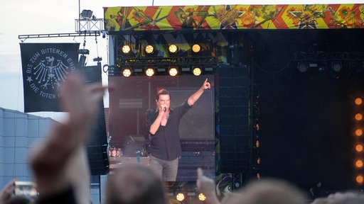 Blick auf die Bühne auf der Campino ins Mikrofon singt.