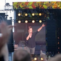Blick auf die Bühne auf der Campino ins Mikrofon singt.