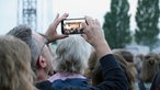 Ein Fan macht ein Video von dem Konzert auf dem Handy.