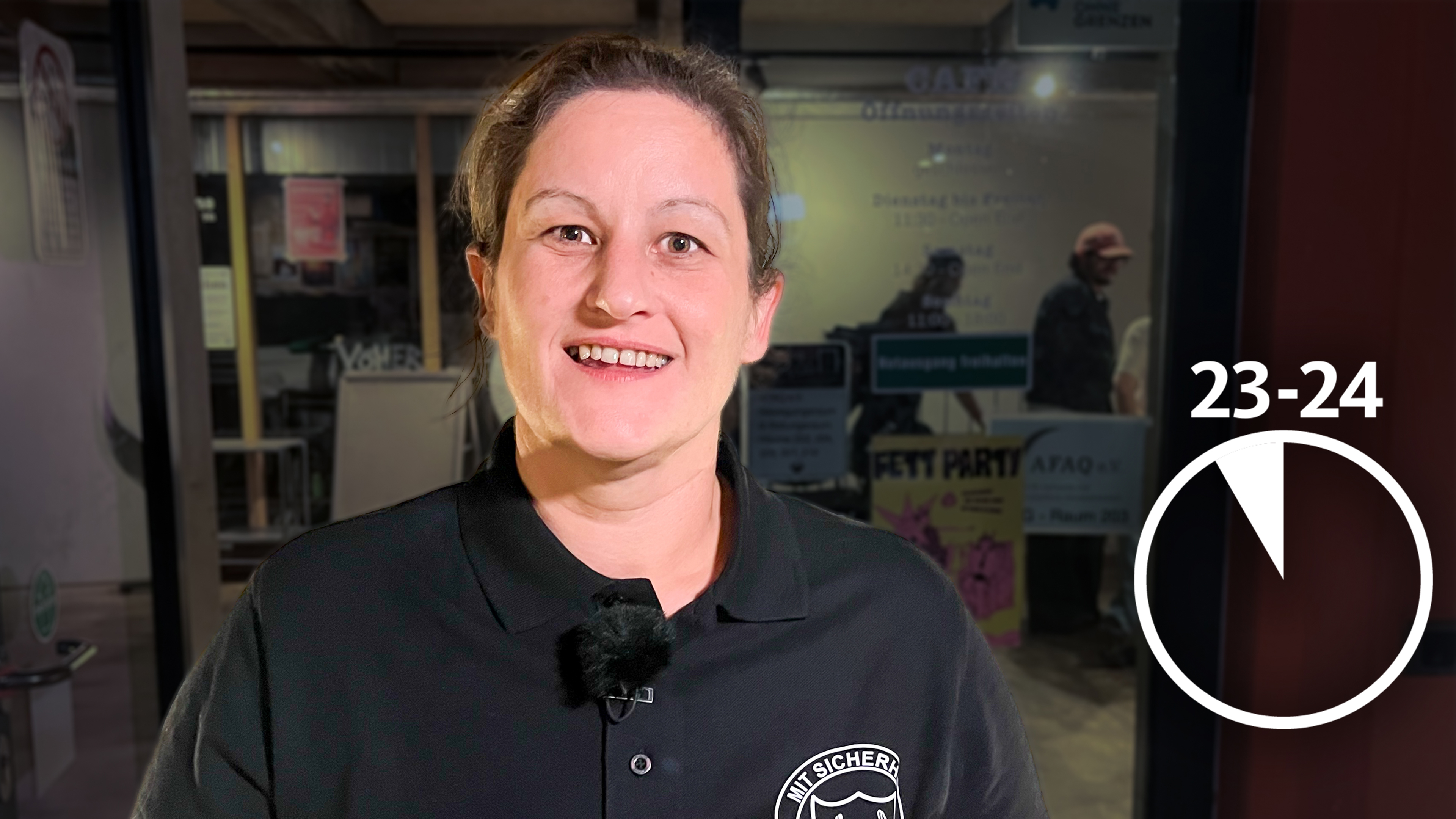 Eine Frau schaut lächelnd in die Kamera 