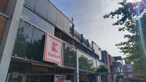 Ein Parkdeck auf einem Supermarkt