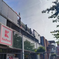 Ein Parkdeck auf einem Supermarkt