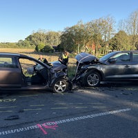 Zwei Autos stehen sich gegenüber, beide sind stark beschädigt