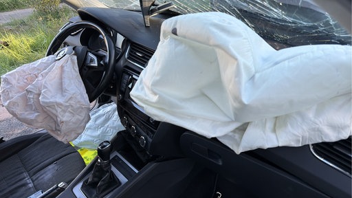 Innenraum eines Unfallautos, der Airbag ist offen gegangen
