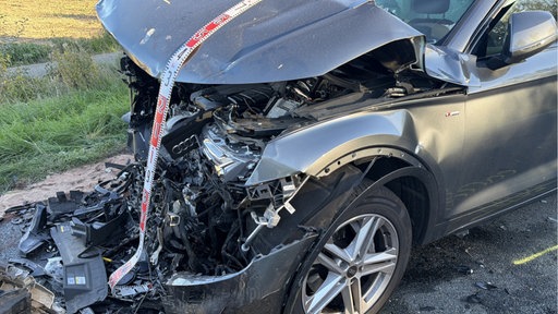 Ein Auto bei dem die komplette Front kaputt ist
