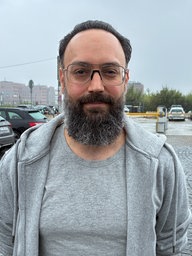 Ein Mann mit Brille und dunklem Bart