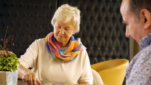 Margret Gödecke und Jürgen Deerhake sitzen gemeinsam am Tisch