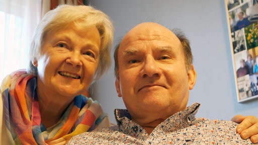 Margret Gödecke und Jürgen Deerhake grinsen in die Kamera