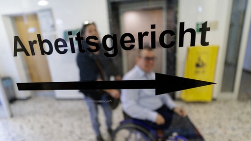 Jürgen Linnemann im Rollstuhl auf dem Weg zum Arbeitsgericht.