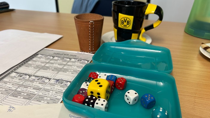 Würfel auf einem Scheibtisch