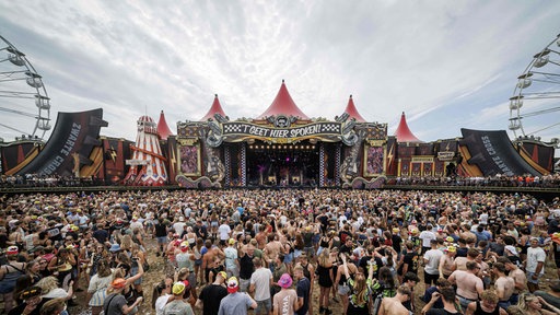 Unzählige Menschen stehen vor der Hauptbühne des Festivals.