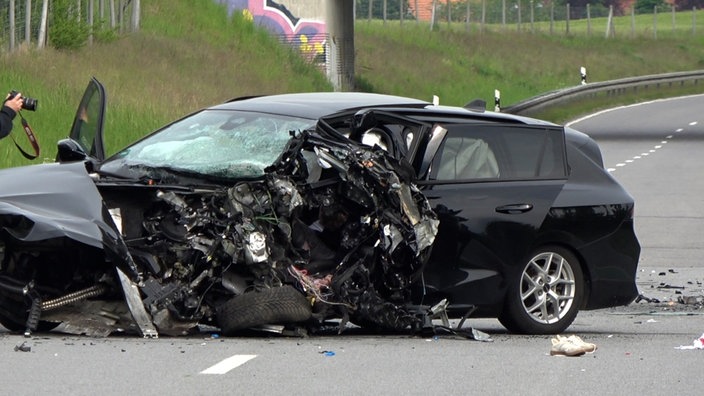 Ein kaputtes Auto nach einem schweren Unfall