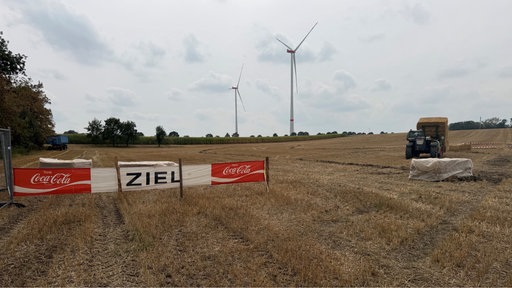 Eine Rennstrecke auf dem Acker mit Zielbanner.