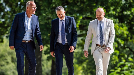 Von links nach rechts: SPD-Fraktionschef Matthias Miersch, Unionsfraktionschefs Thorsten Frei (CDU), Vositzender Alexander Hoffmann (CSU) spazieren am Aasee.