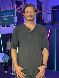 Ansgar Esch, Geschäftsführer des Cineplex-Münster-Kinos, steht in der Kinohalle.
