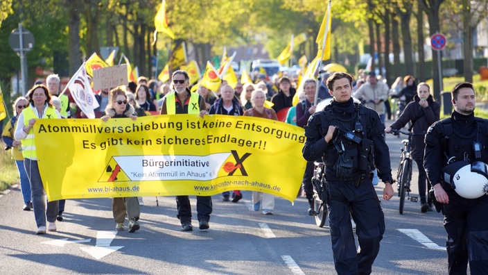 Polizisten vor einem Demonstrationszug