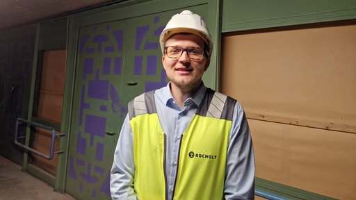 Dave Welling vom Bauamt Bocholt in Warnweste und Helm im Portrait