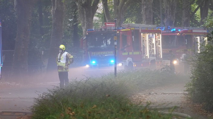 Dichter Rauch im Scheinwerfer von Feuerwehrfahrzeugen in einer Straße